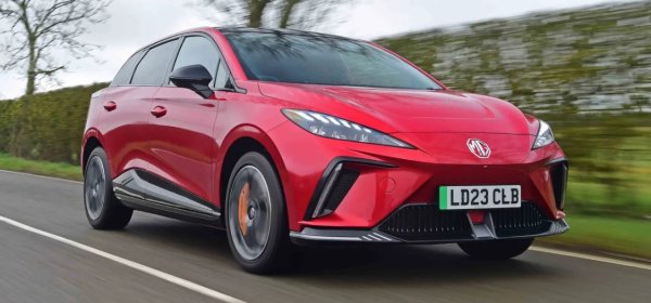 Преди години концепцията за електрическа семейна кола, струваща като бензиновите конкуренти, изглеждаше абсурдна. MG4 пренаписа правилата, предоставяйки по-достъпен начин притежанието на семеен EV. И дори успя да свали парите под тези на ДВГ съперници.

Вече под китайска собственост, MG напоследък се борят да променят ДНК-то на спортен автомобил за британската марка. За щастие, с настройка за задвижване на задните колела и леко, но остро кормилно управление, това не е случаят с MG4. Особено при най-добрият модел XPower  с неговите феноменални 3,8 секунди до стотака. От друга страна, ефективността също е силна страна на семейния автомобил на MG. Това го прави евтин и за използване.